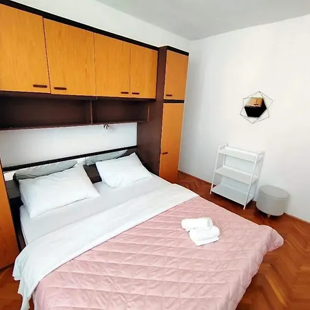 Διαμέρισμα With Parking Space Rab - 23298 *